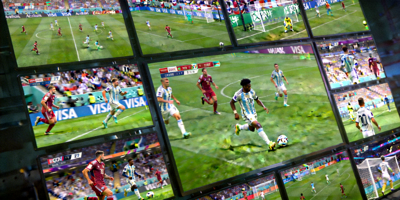 高清体育直播画面展示，多屏显示不同足球赛事，体现流畅无卡顿的观赛体验